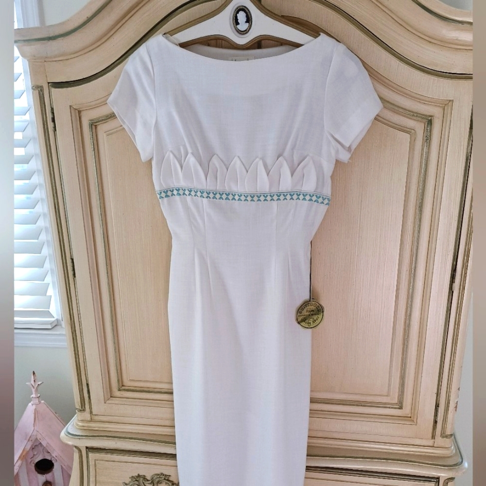ADORABLE NWT 1950S "JOHNNYE JR." CRISP WHITE PENCIL DRESS W/ BELT.